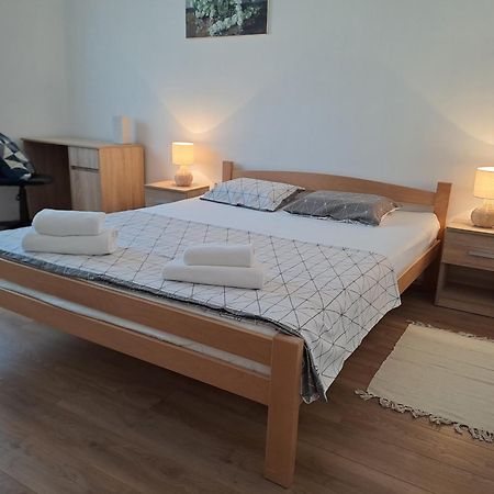 Yulia Apartman Pula Exterior photo