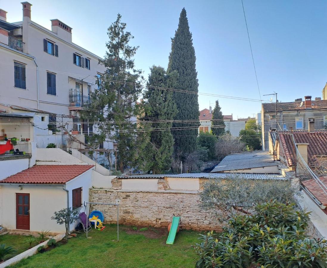 Yulia Apartman Pula Exterior photo