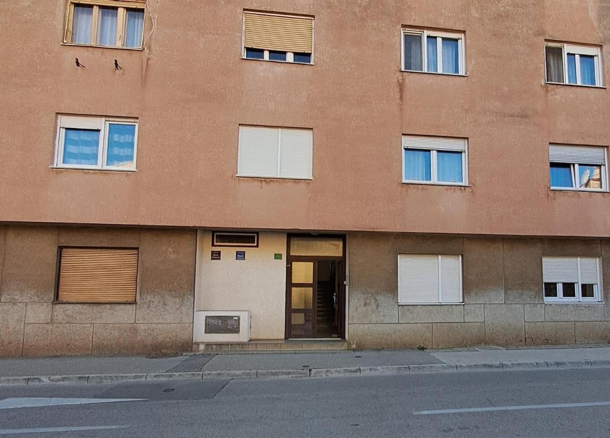 Yulia Apartman Pula Exterior photo