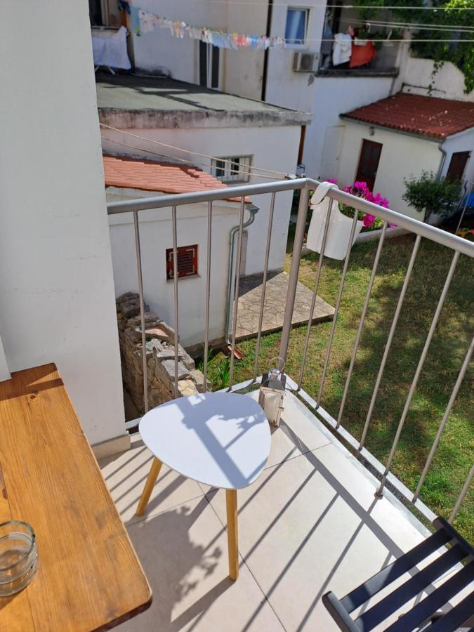 Yulia Apartman Pula Exterior photo